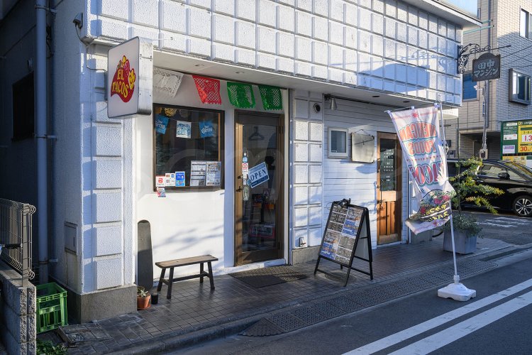 大通りから入った横路地に。持ち帰りやデリバリーも。