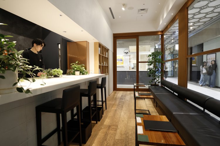 ガラス張りの空間は開放的。