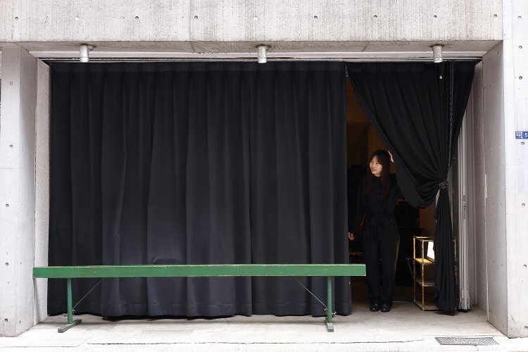 開店時の様子。右手の隙間から幕をめくって入店せよ。