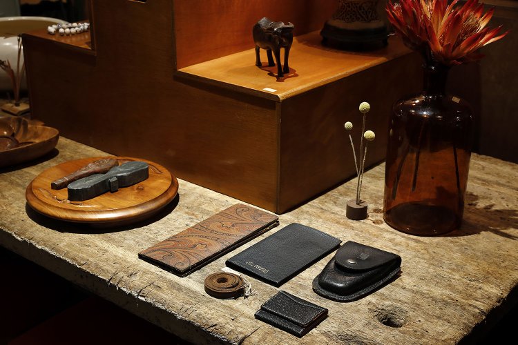 革製の小物類も“発掘”品1650円～。後方の台は心電図用置き台9900円。