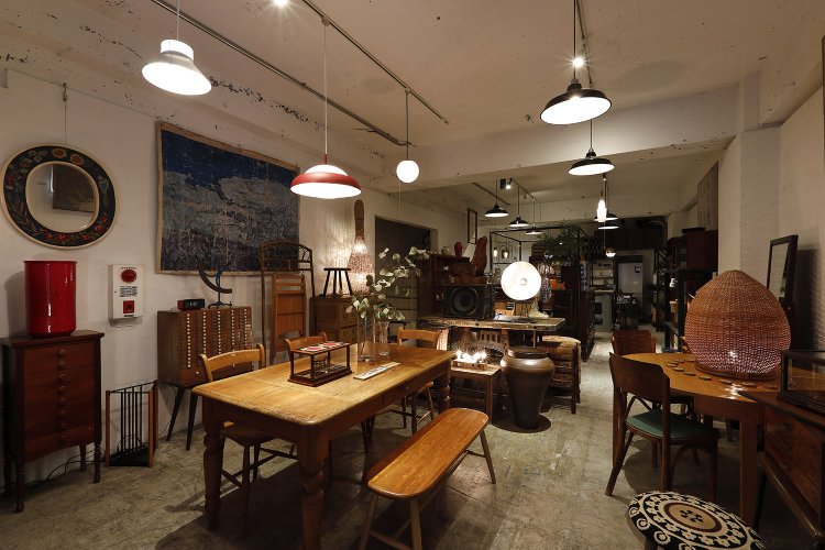 馬喰町『HYST』で週に一度の「発掘家具」との出合い。新鮮な“古さ”で魅せる劇場的古物店