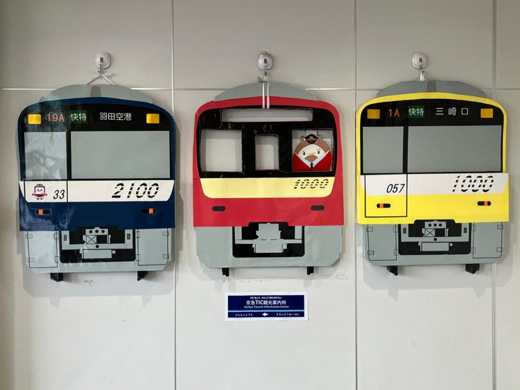 中央改札から出口に向かう時には振り返らないと見えないが、TIC入り口前に設置されている。