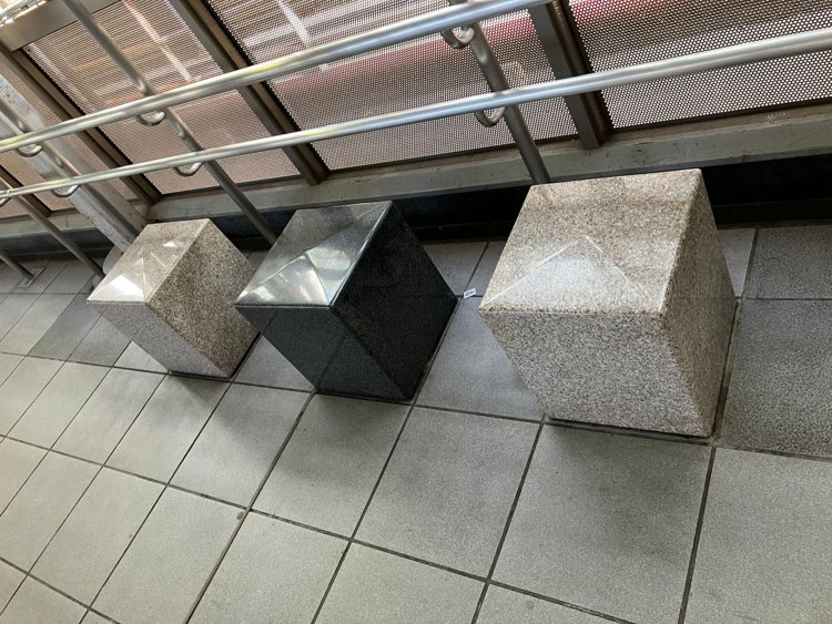 港南口へ向かう通路は人通りが多いので、あまり座っている人はいないようだ。