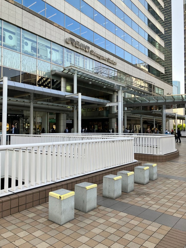 港南口のペデストリアンデッキに設置された石製ベンチ。ケガをしないように保護テープが貼られている優しさ。