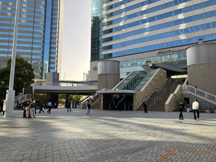 港南ふれあい広場。植え込みのところに多くの人が腰かけている。