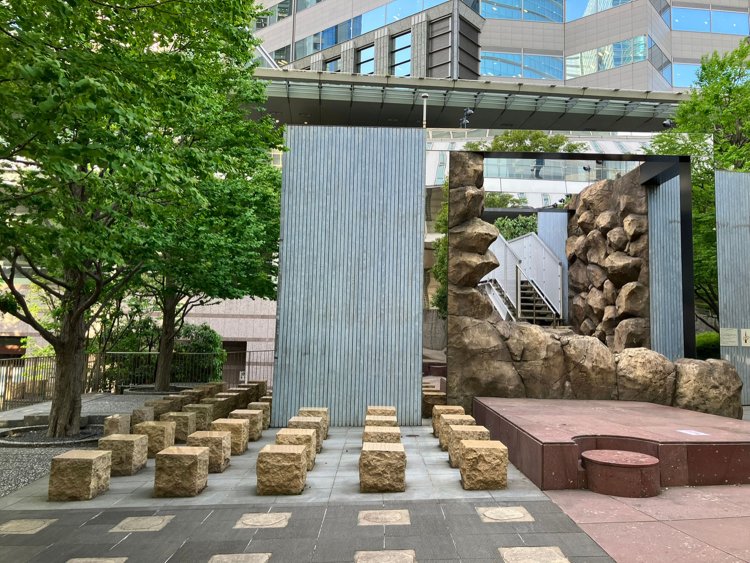 開放的な空間の中にベンチも多数設けられており、気候の良い時には気分よく待てそう。