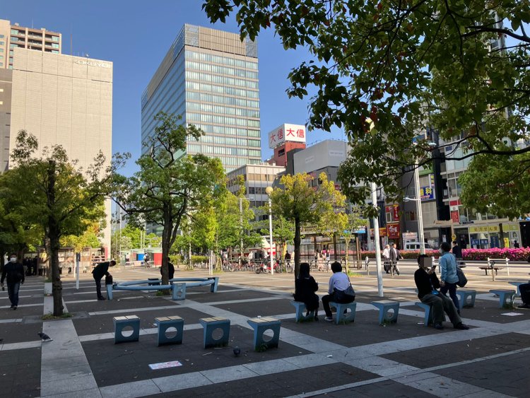 こちらの公園も遊具はなく、ベンチが多数ある。