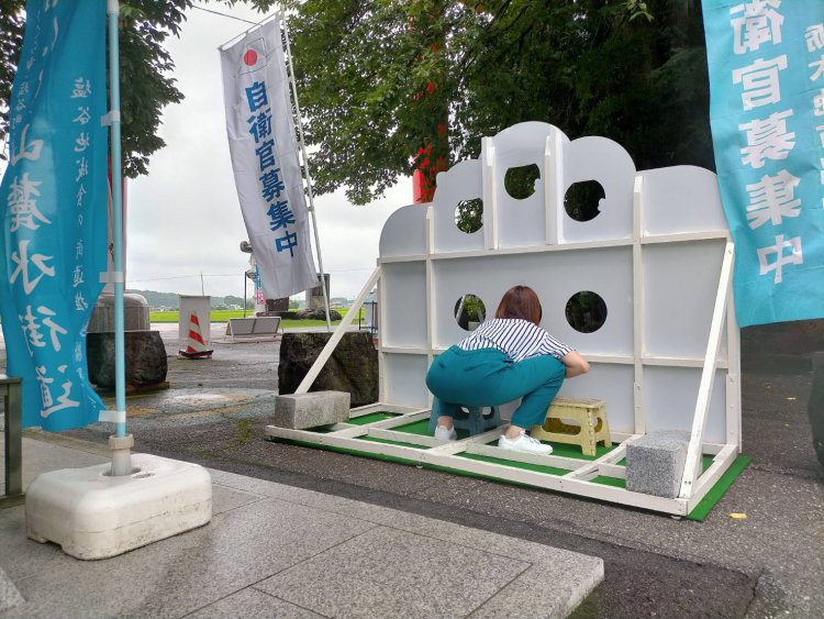 栃木・ヘリコプター神社にて、自衛官が描かれた看板。足腰の丈夫さが試される。