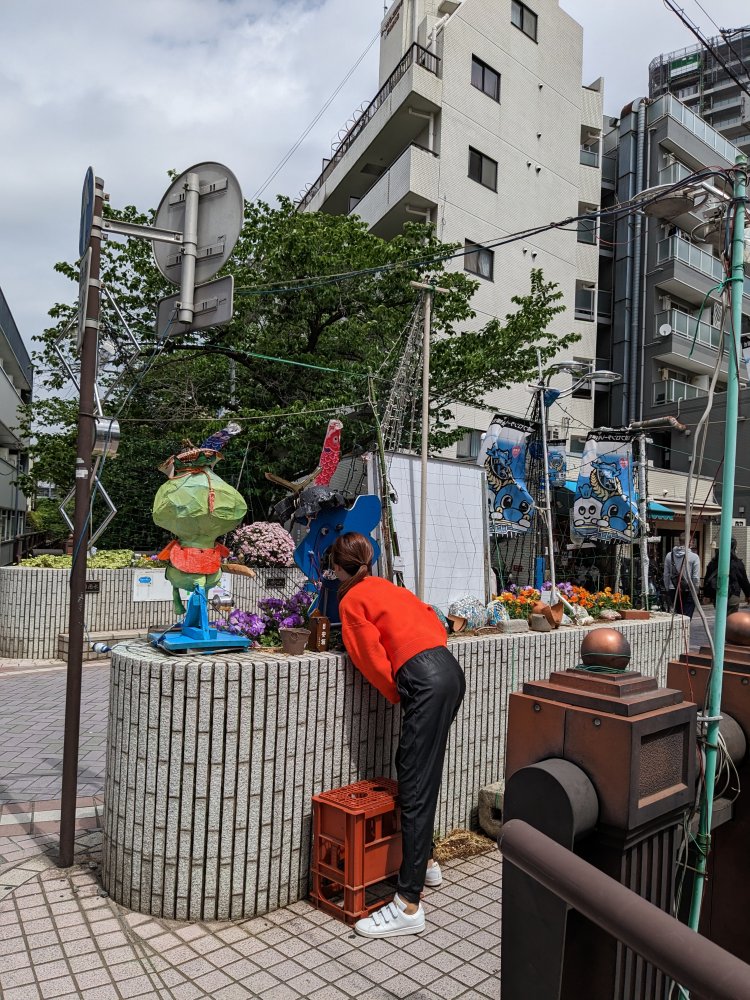 武蔵小杉・法政通り商店街のマスコット・ニカッパ君の看板。裏側の手作り感にグッとくる。