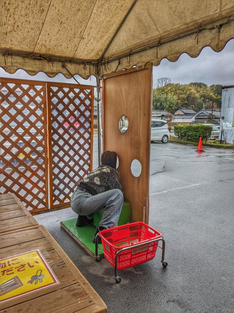 直売所にて、イチゴになれる手描き看板。太ももが鍛えられる。