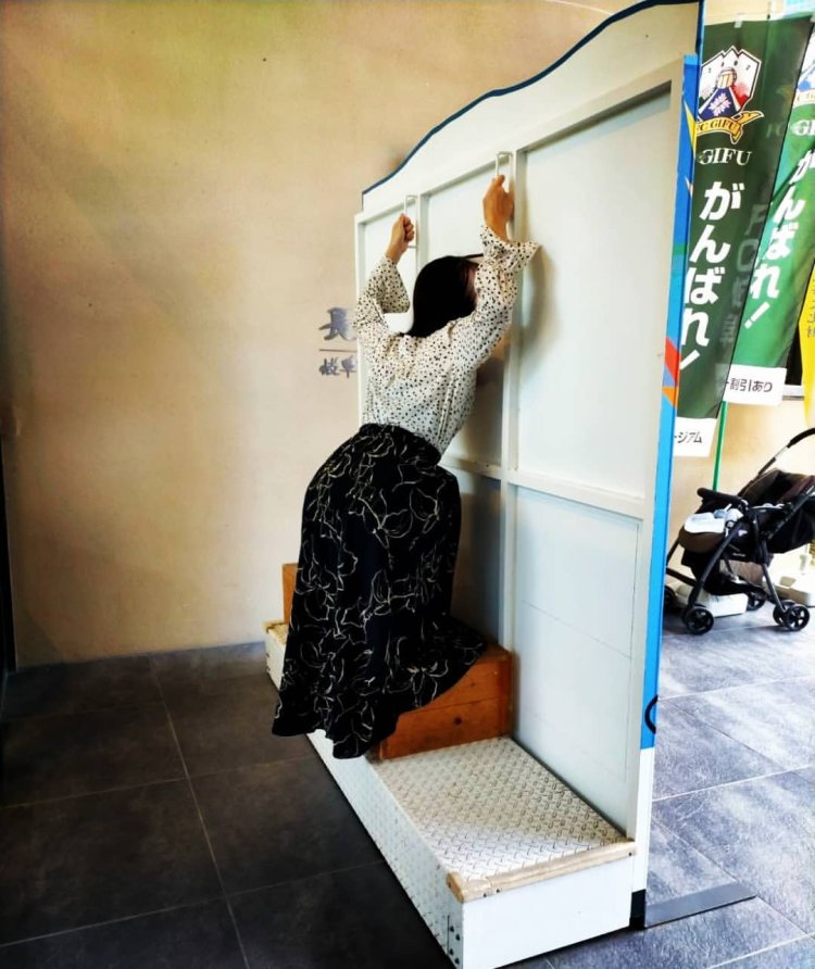 長良川にて、鵜飼になれる看板。「がんばれ！」というのぼりは、顔ハメする人に対するものか。