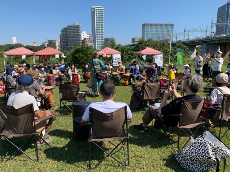 多摩川河川敷を会場に世界の楽器に触れたり、太鼓をたたいたり、楽器を作ったりした「大山街道リズムフェス」（写真提供＝川崎市高津区役所まちづくり推進部地域振興課まちづくり推進係）。
