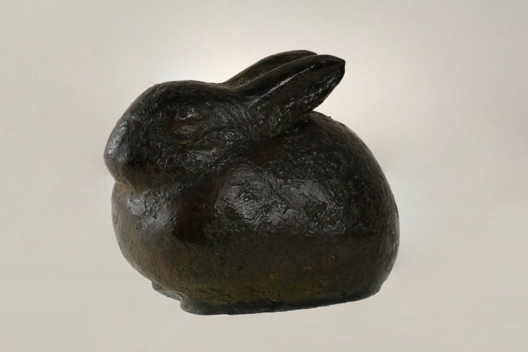 安藤照《兎》制作年不詳 『鹿児島市立美術館』蔵。