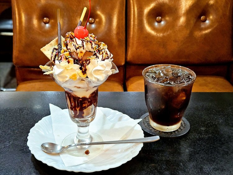 チョコレートパフェ850円、アイスコーヒー500円。