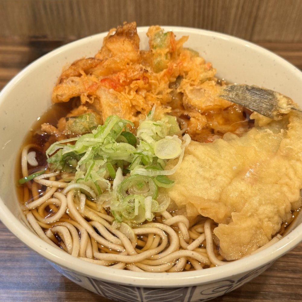まさに一流の味！綾瀬『立ち食い蕎麦 酒処 稜』で料理人歴50年超のツワモノが作る、人生の集大成としての一杯