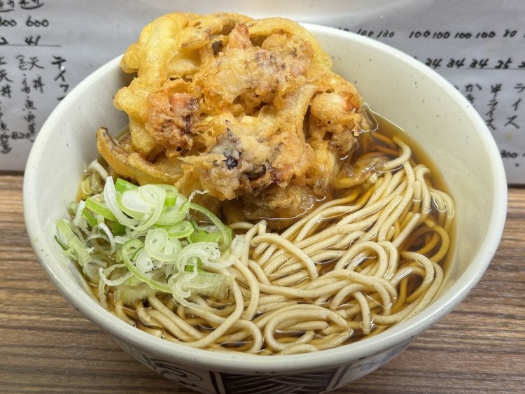ゲソ天そば580円。