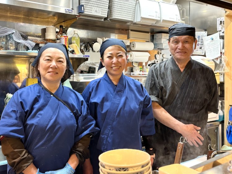 右が店長の坂野和由さん。左は従業員の佐久間陽子さん。真ん中が同じく従業員の丸山幸さん。