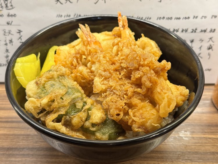 上天丼800円。天ぷらがたっぷりでごはんが足りない！