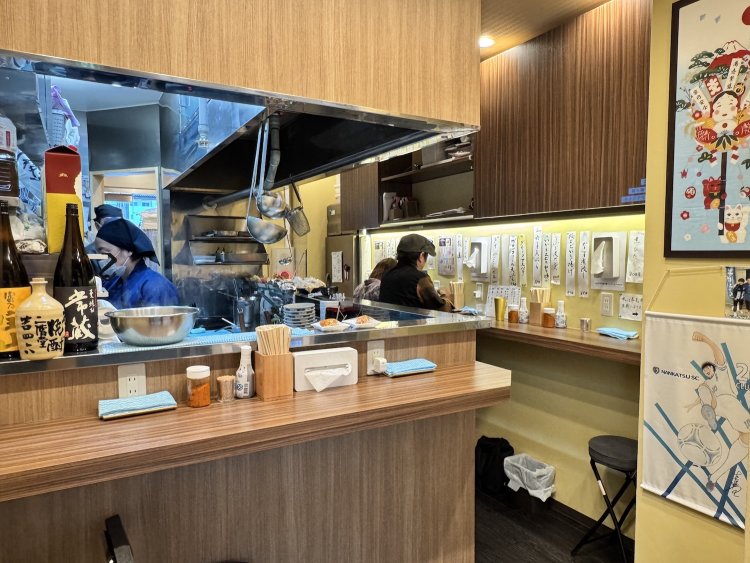 8人ほど入れる店内。