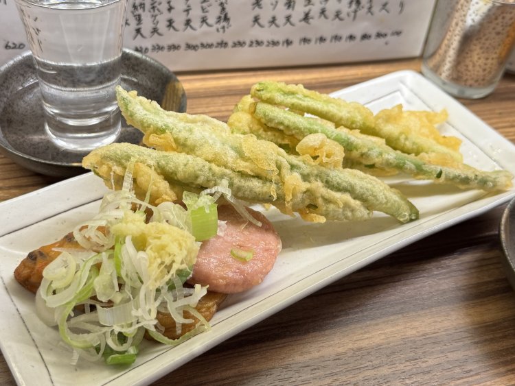 左からきまぐれさつま揚げ300円。インゲン天ぷら190円。アスパラガス天ぷら190円。