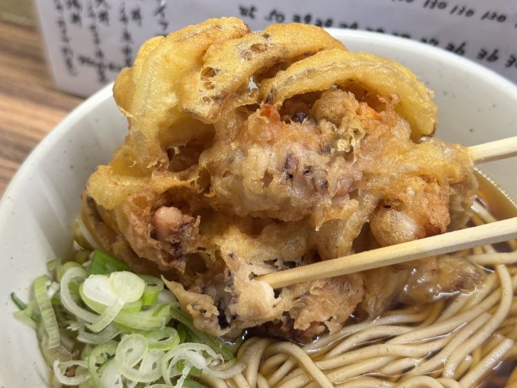 ゲソ天は玉ねぎ入り。持ち上げるとずっしり重い。