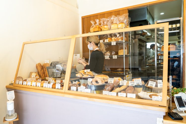 カウンターとその後ろに所狭しとパンが並ぶ。