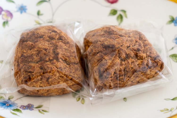 自家製粉の全粒粉が半量使われているスコーン（プレーン）は220円。