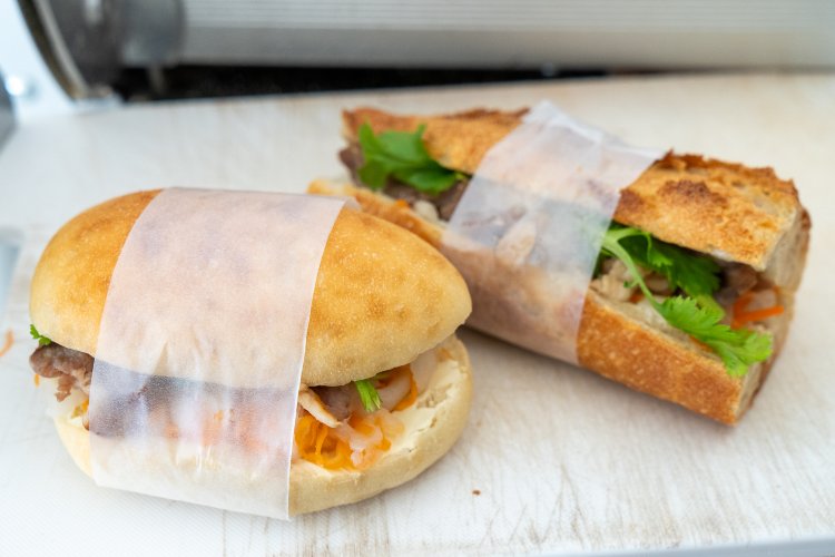 豚肉のバインミーは、食パン生地のコッペパンとバゲットの2種類。各600円。自家製のなますとクリームチーズの組み合わせがいい。
