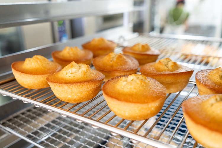 パン屋さんのマドレーヌ250円。