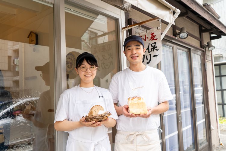 店主の大久保伊織（右）さんと妻の結子（ゆうこ）さん。