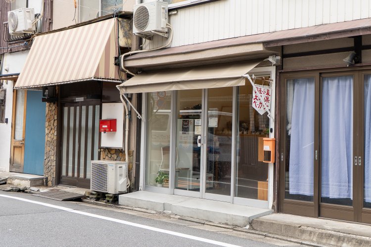 店の建物は今ではあまり見かけなくなった長屋スタイル。