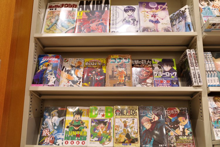 名作漫画の1巻を集めた棚が人気。