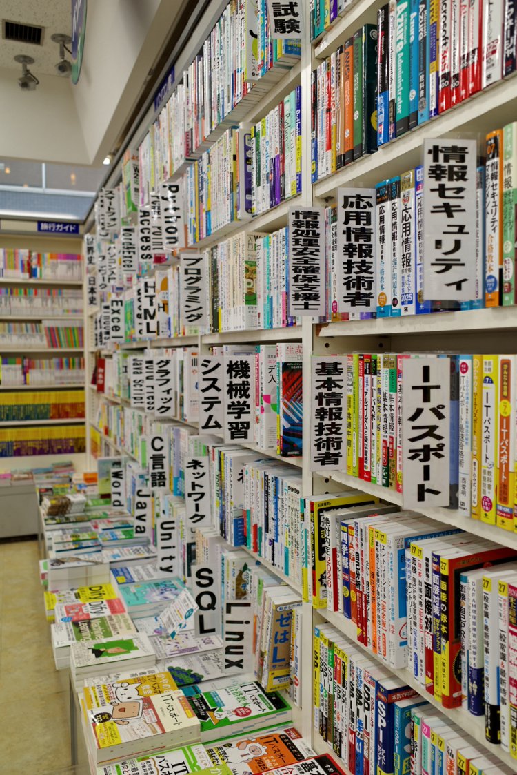 店長手作りのジャンル分けの札。見やすい工夫が満載。