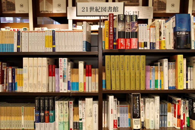 百年書棚に残る本が揃う。