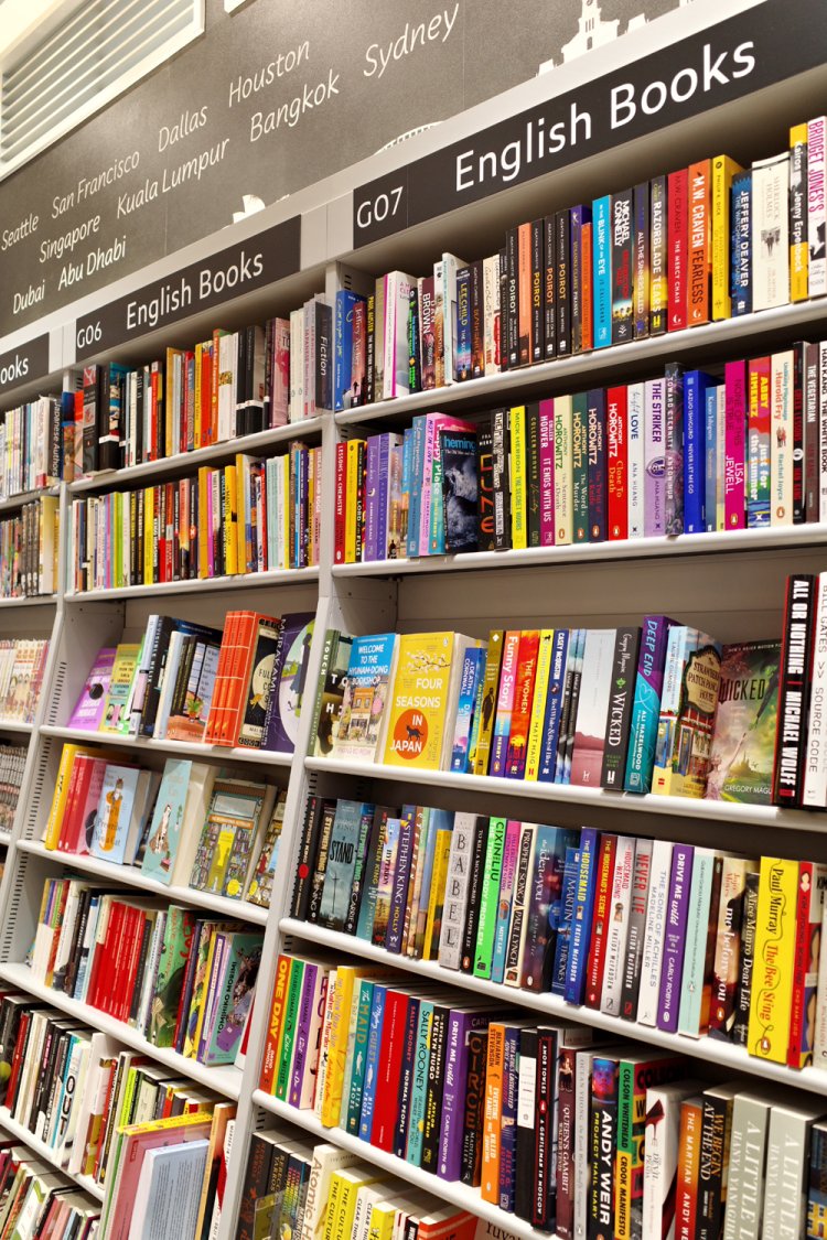 充実の洋書コーナー。日本の漫画の翻訳版もある。