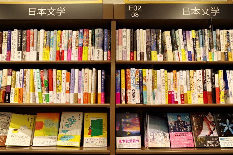 新刊を揃えた日本文学の棚。