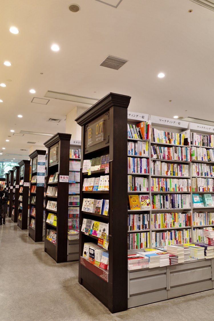 1階はビジネス・資格のフロア。