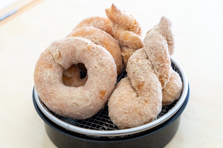 ドーナツ（左）250円はふんわりやわらか。ねじねじドーナツ（右）260円は食パン生地。どちらも子供たちに大人気。