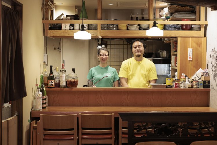 細い階段を下った先にある『みを木』。店主の渡辺愛さん（左）と料理人の鈴木寿さんで切り盛りする。