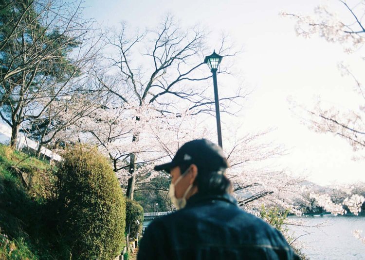 旦那の後ろを歩く私の視点。