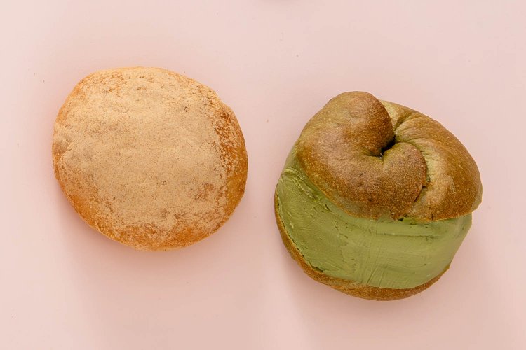 抹茶白あんクリチサンド450円。きなこあんぱん200円