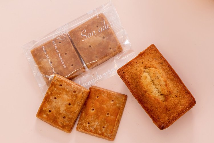 塩サブレー10枚入り712円（左）。フェナンシェ324円。