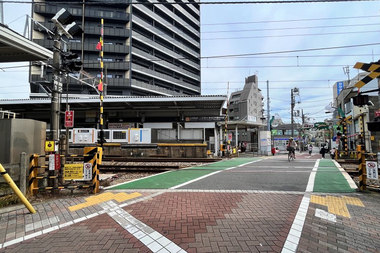 北からは、駅のホームや入り口、「とごし公園通り」のかわいらしい看板も見えた。