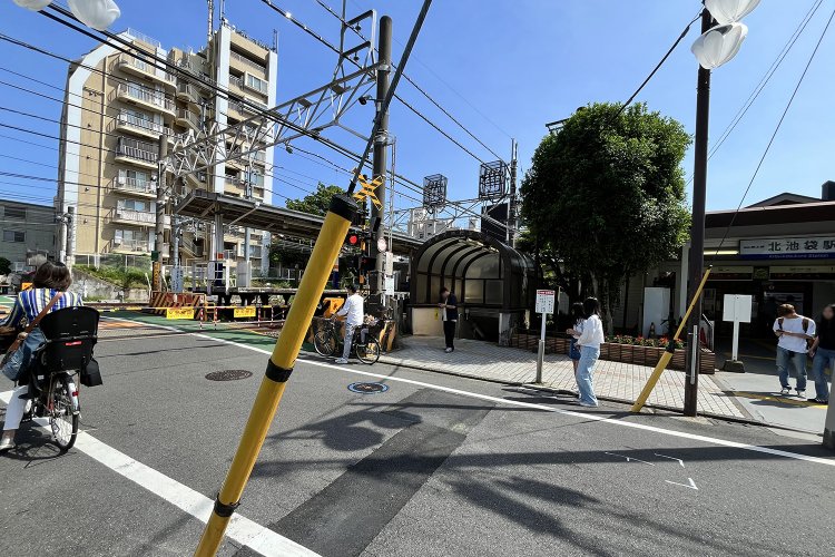 おなじ撮影地点から右（南）を見たところ。地下通路や駅の入り口がある。