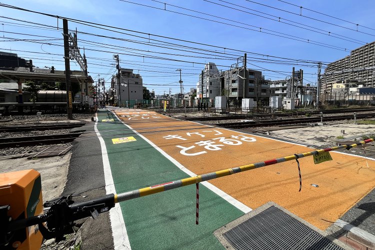 反対側（踏切の東側）から見たところ。手前がJRの線路。