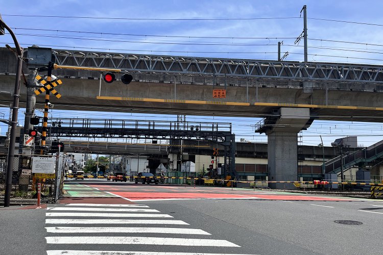手前がつくばエクスプレス、奥が日比谷線の高架。