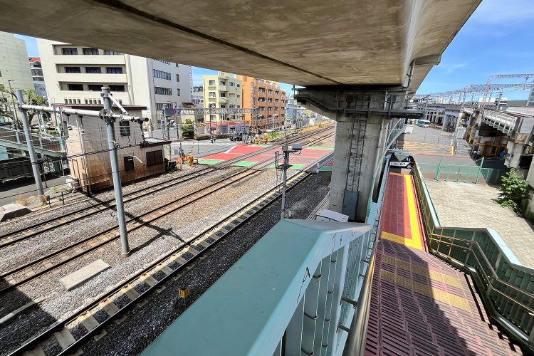 踏切南側の歩道橋から見た景色。