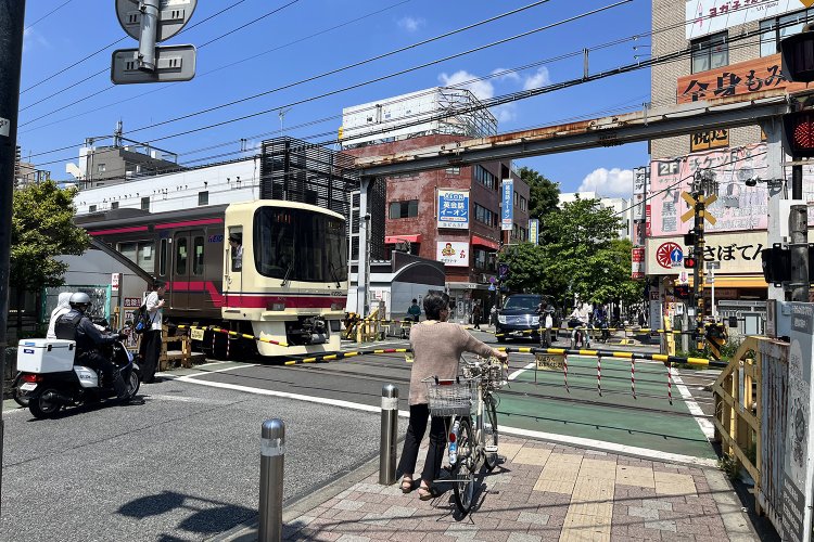 こちらは京王線の車両がバッチリ写ったバージョン。