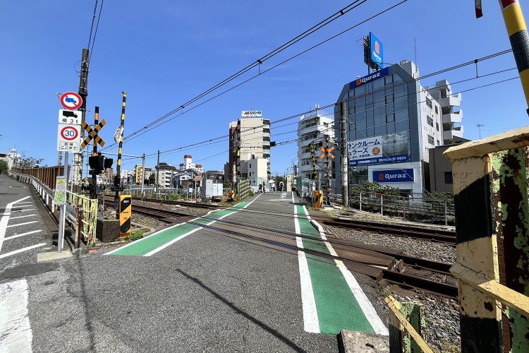 北から見たところ。奥の道、湘南新宿ラインの線路を跨ぐ部分がゆるく膨らんでいるのがわかる。