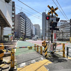 【東京街角クイズ】この写真、どこの踏切でしょう？